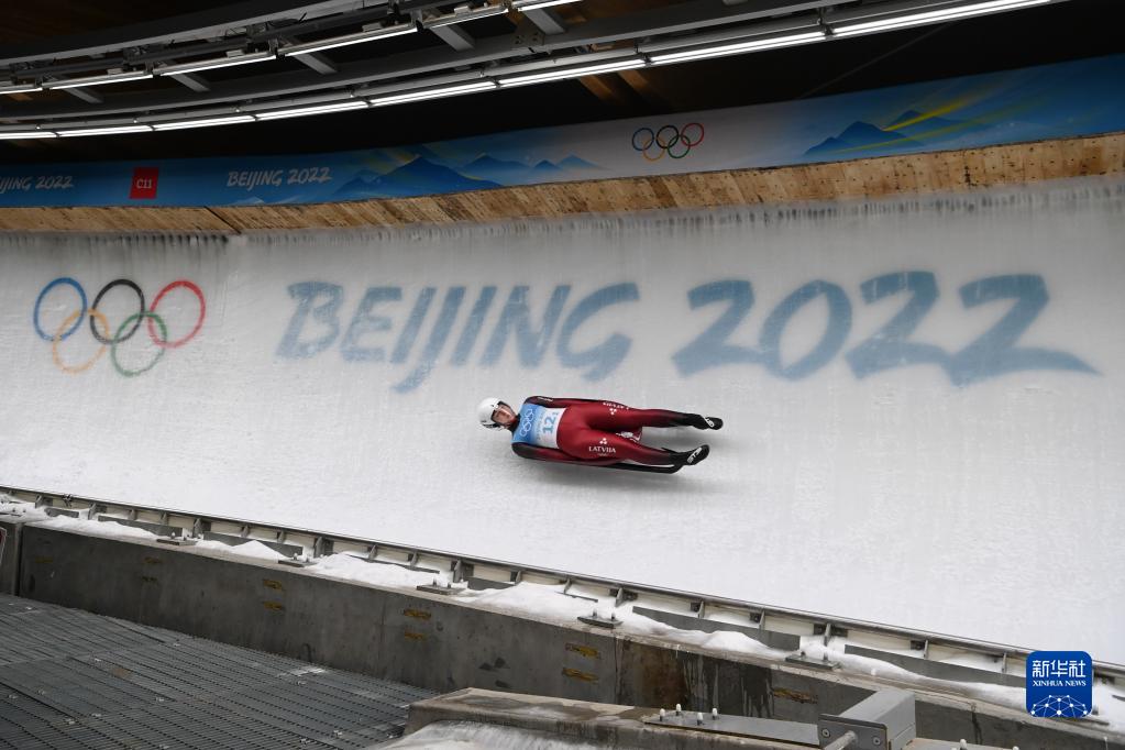 当日,北京2022年冬奥会雪橇项目团体接力比赛在国家雪车雪橇中心举行.