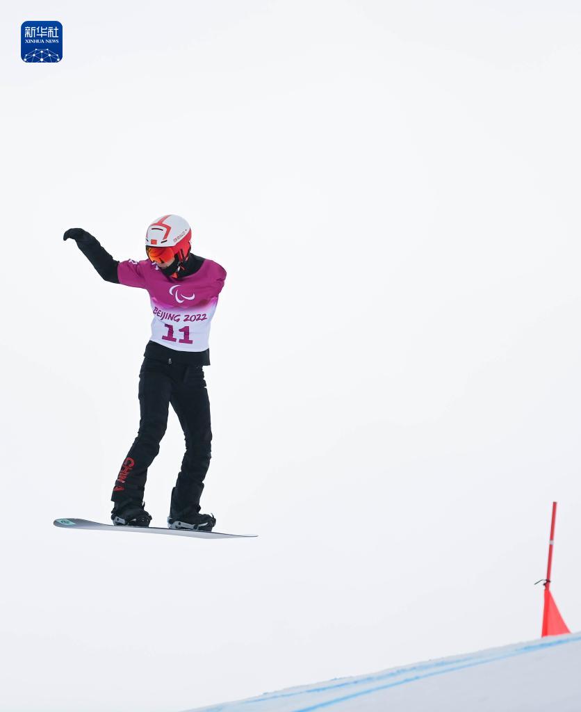 3月6日,中国选手李甜甜(左,胡年佳(右)与耿焱红在女子障碍追逐ll2级