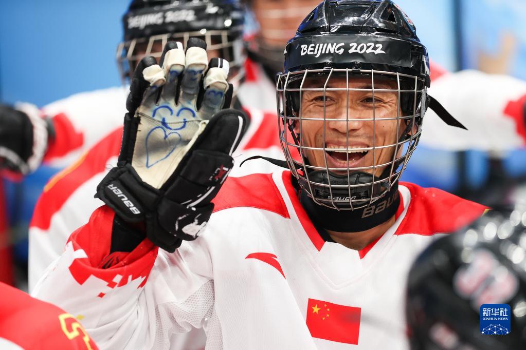残奥冰球中国队获铜牌