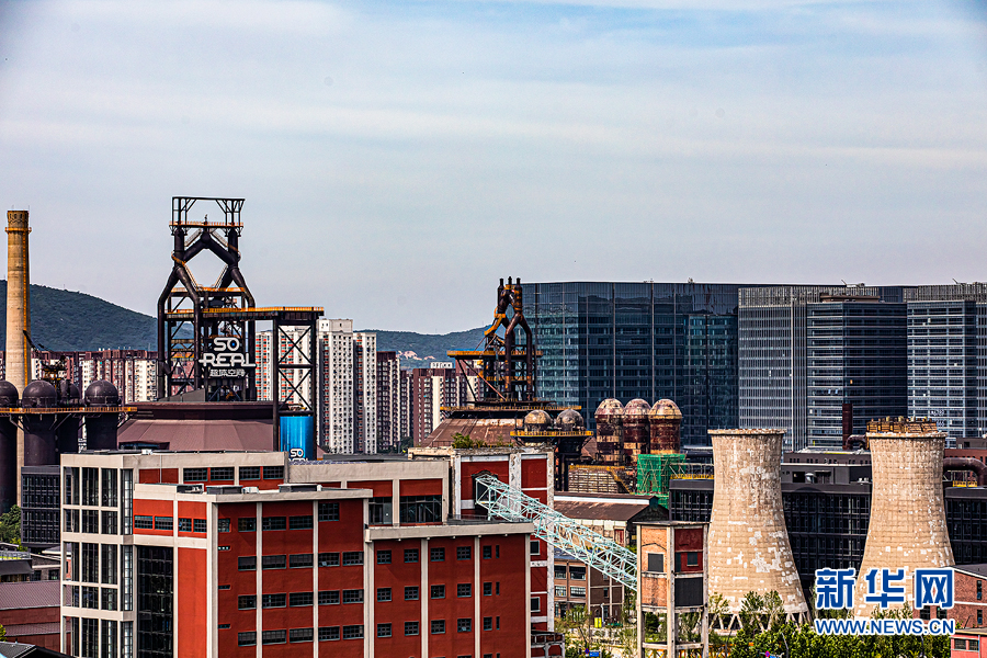 图为在高空步道上欣赏首钢园区和周边景观,感受工业风貌,科技文化与