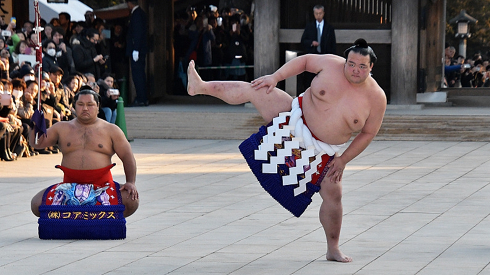 日本顶级相扑选手参加新年表演