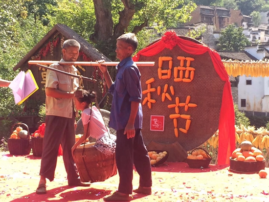 立秋民间有贴秋膘咬秋晒秋习俗，立秋习俗,传承与沉淀,贴秋膘、啃秋、躲秋、晒秋,看看全国各地不一样的传统习俗，你准备“贴秋膘”了吗？(图1)