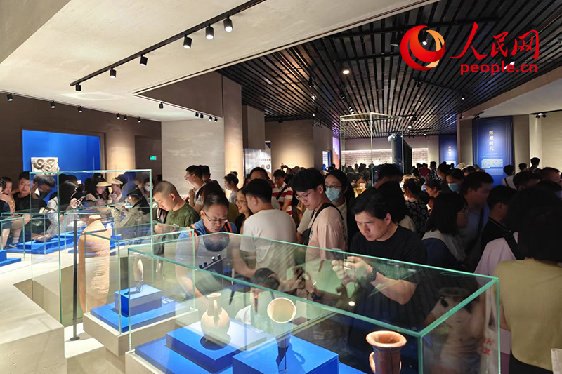 游客在上海博物馆人民广场馆内参观。人民网记者 韦衍行摄