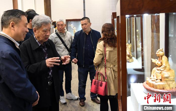 福建举办“非遗”寿山石雕、软木画和象园木雕精品展