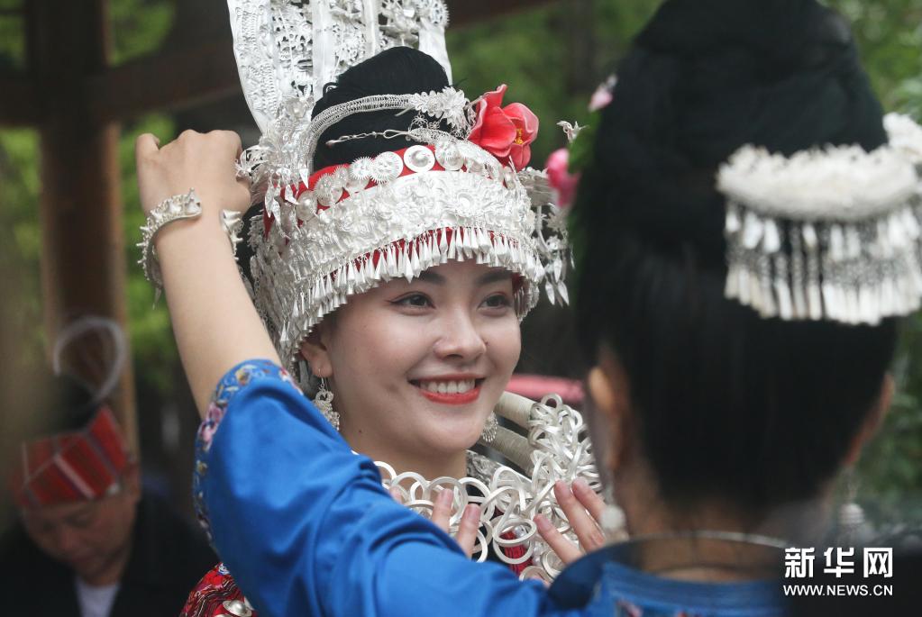 4月25日,苗族群众在参加"2021中国台江苗族姊妹节"盛装巡游.