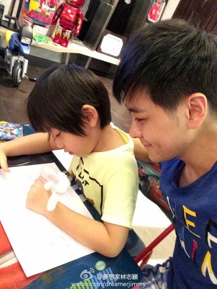 林志颖陪伴Kimi写作业