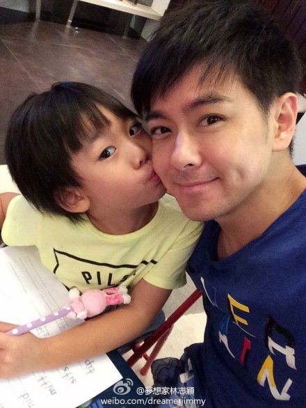 Kimi甜蜜地亲吻爸爸的脸颊