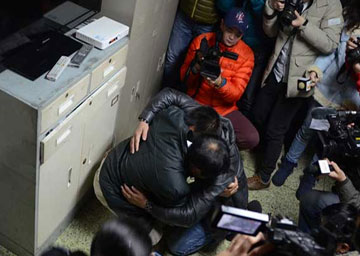 男子4岁被拐 24年后见亲父跪地痛哭