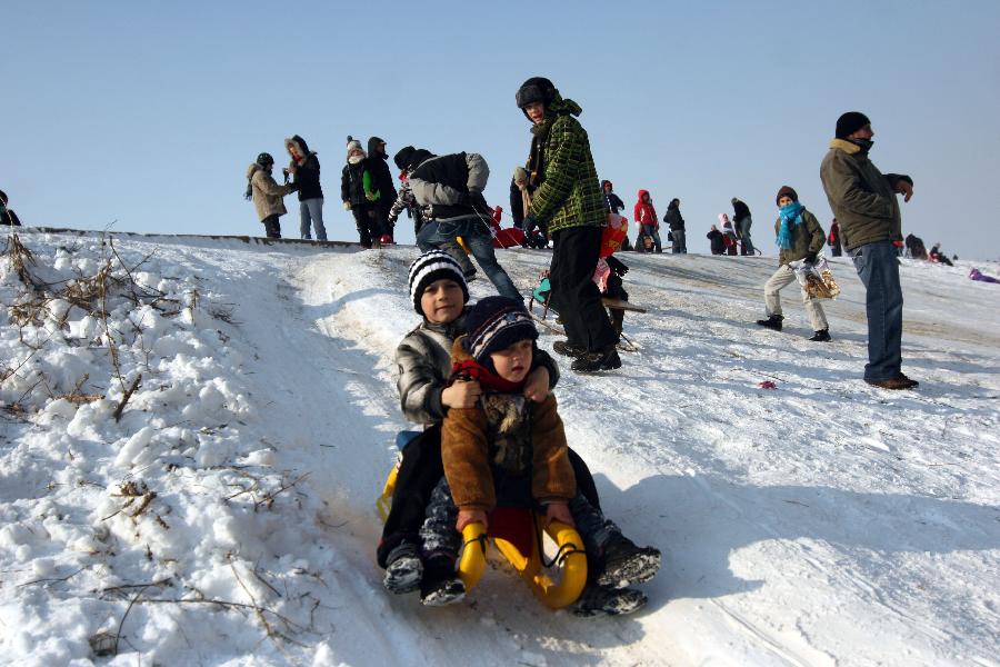 在阳光下嬉雪[组图]