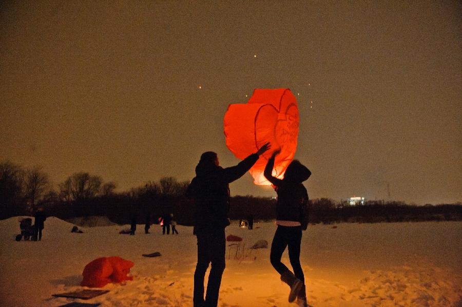 莫斯科情侣放飞孔明灯庆祝情人节[组图]