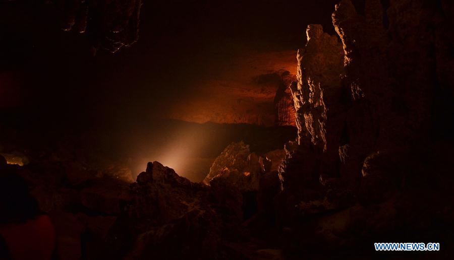 LAOS-KHAMMOUANE-KONG LOR CAVE