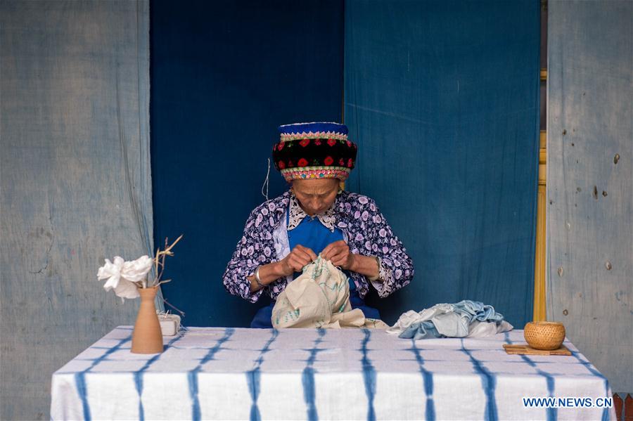 CHINA-YUNNAN-BAI ETHNIC GROUP-TIE DYEING (CN) 