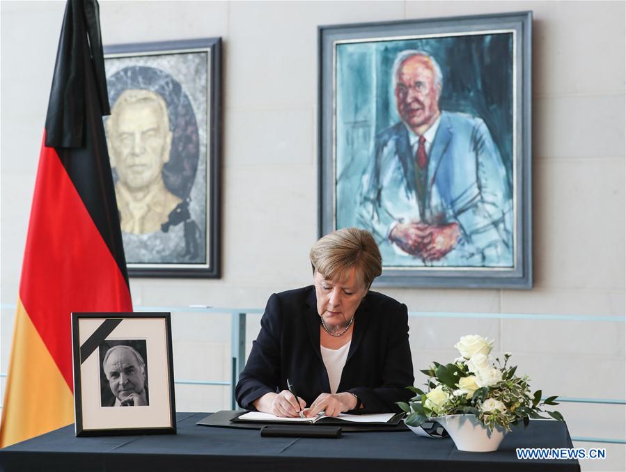 GERMANY-BERLIN-MERKEL-HELMUT KOHL-CONDOLENCES BOOK-SIGNING