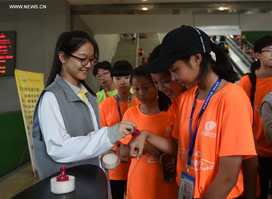 CHINA-BEIJING-MIDDLE SCHOOL-VOLUNTEER (CN)