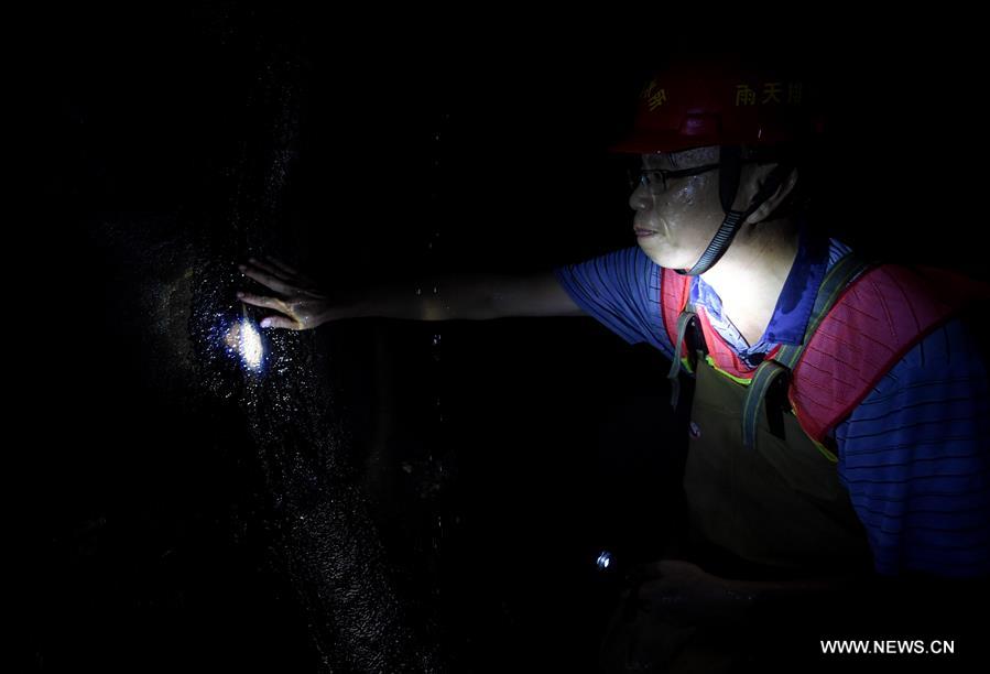 CHINA-HAINAN-SEWAGE LINE-WORKERS (CN)