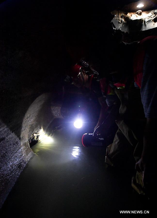 CHINA-HAINAN-SEWAGE LINE-WORKERS (CN)