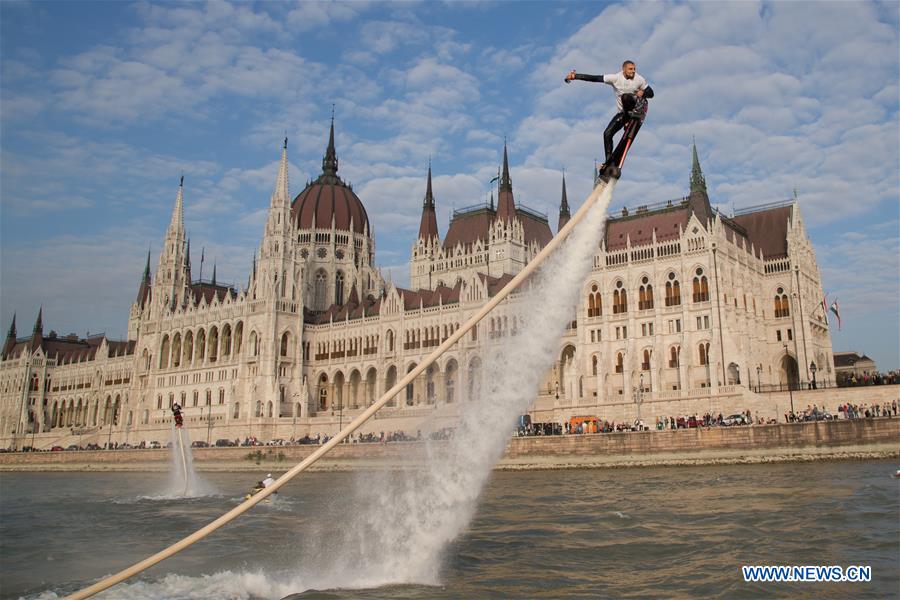 (sp)hungary-budapest-flyboard-extreme sport