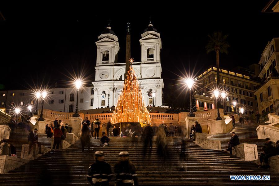 Rome, Italy 16 December 2013 Louis Vuitton shop and sponsored Christmas  tree in piazza San Lorenzo in Lucina, Rome, Italy - SuperStock