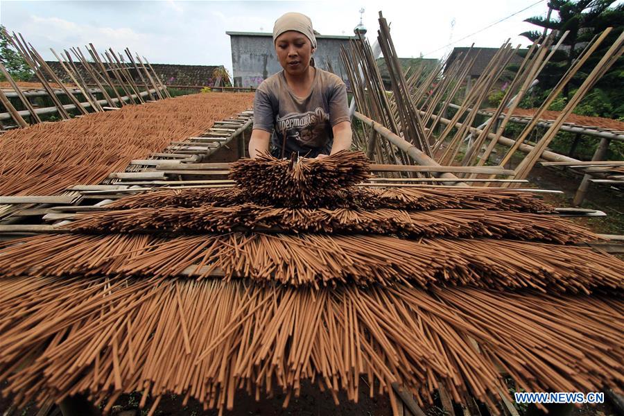 INDONESIA-MALANG-TRADITIONAL INCENSE STICK