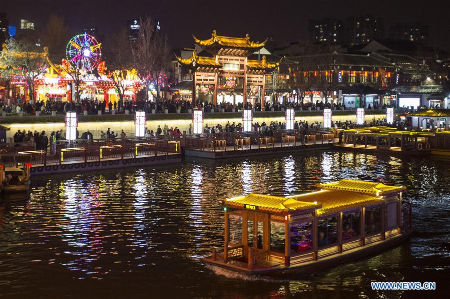 Visitors view lanterns ahead of 32nd Qinhuai Lantern Festival in