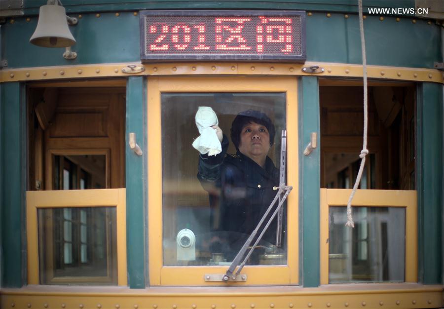 CHINA-LIAONING-DALIAN-TRANSPORT-WOMEN TRAM CREW (CN)