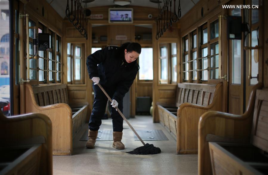 CHINA-LIAONING-DALIAN-TRANSPORT-WOMEN TRAM CREW (CN)