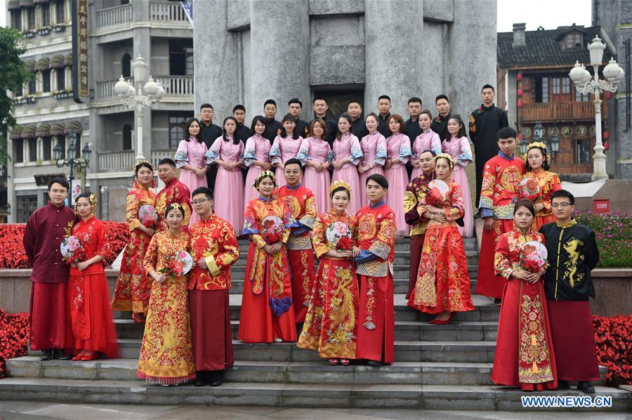CHINA-CHONGQING-WORKERS-GROUP WEDDING (CN)