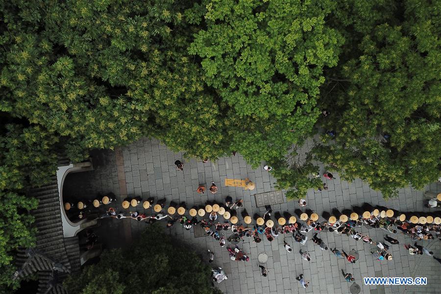 CHINA-HANGZHOU-MONKS-CHARITY (CN)