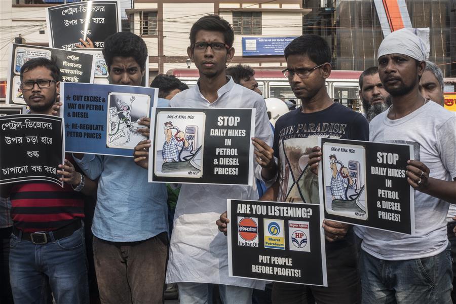 NDIA-KOLKATA-PROTEST-FUEL PRICE HIKE