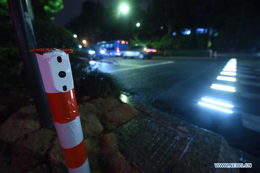 CHINA-HANGZHOU-PEDESTRIAN CROSSING (CN)