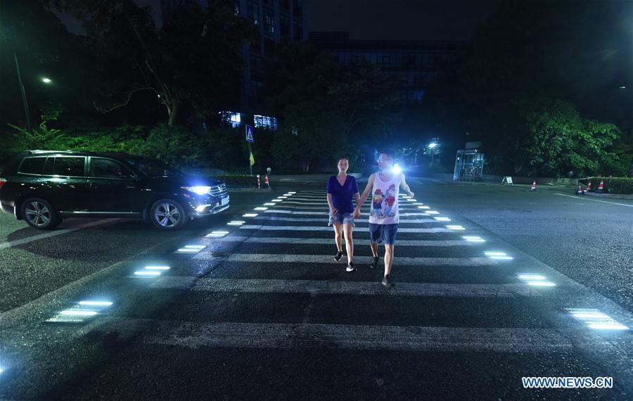 CHINA-HANGZHOU-PEDESTRIAN CROSSING (CN)