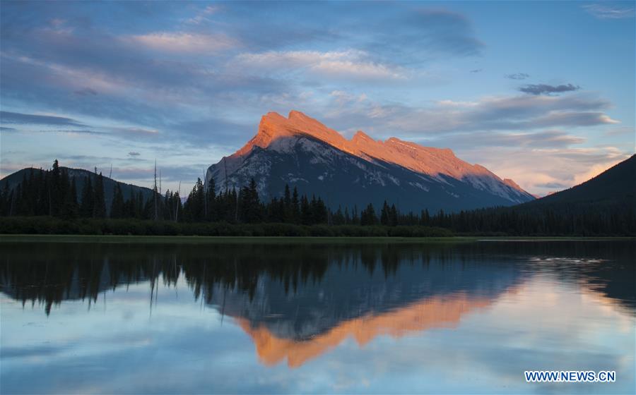 CANADA-ROCKY MOUNTAINS-SUMMER-SCENERY