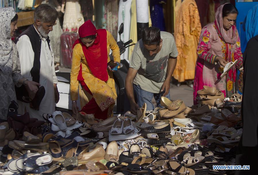 KASHMIR-SRINAGAR-MUSLIM FESTIVAL-SHOPPING