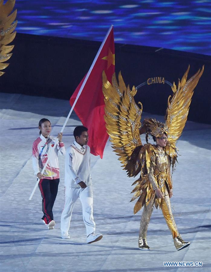 China's national flag bearer Guo Dan (L) enters the Gelora Bung Karno (GBK) Main Stadium during the closing ceremony of the 18th Asian Games in Jakarta, Indonesia, Sept. 2, 2018. Image: Xinhua/Pan Yulong