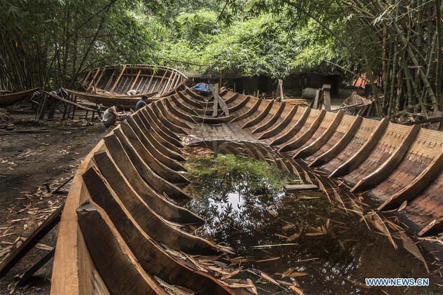 INDIA-KOLKATA-TRADITIONAL BOAT MAKING