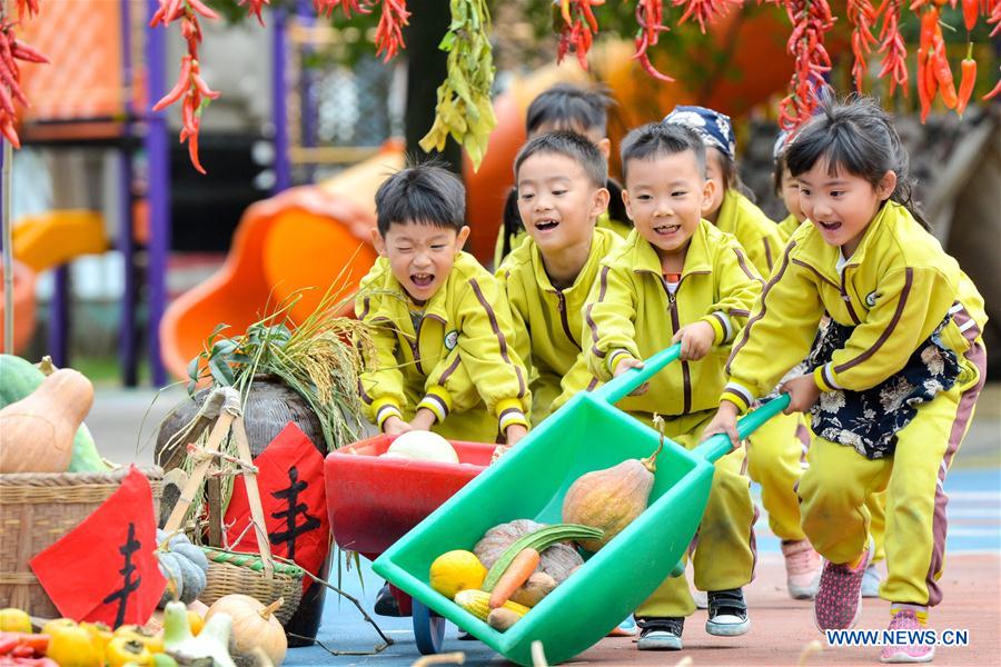 #CHINA-ZHEJIANG-CHILDREN-HARVEST (CN)