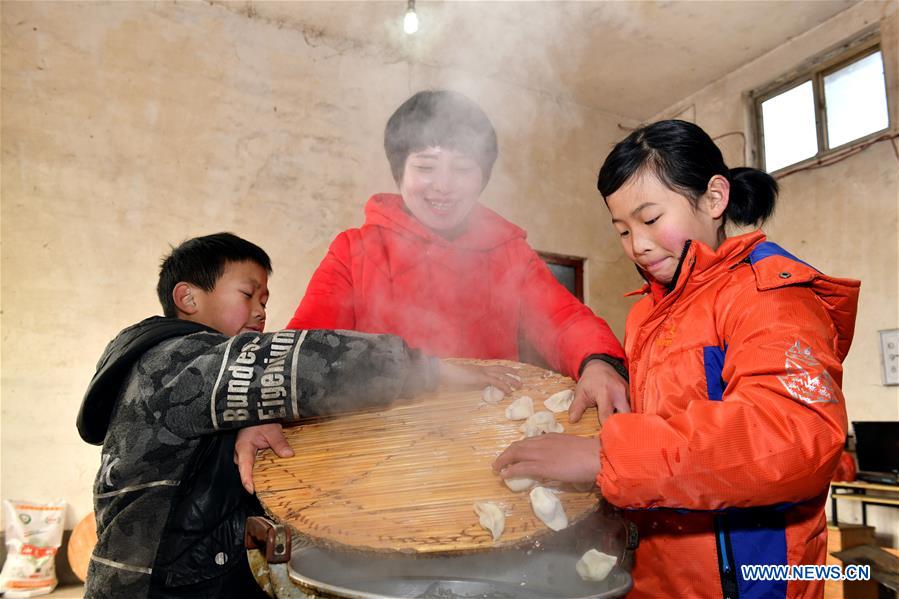 CHINA-SHANDONG-ORPHANED CHILDREN-VOLUNTEER (CN)