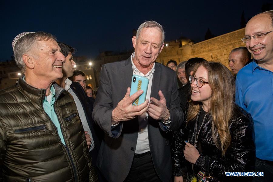 israeli centrist party leader visits western wall