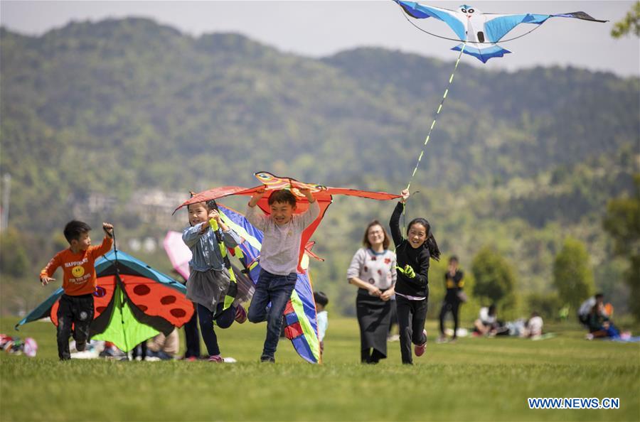 Crianças Asiáticas Indo Em Saída De Primavera E Voando Peixes Dourados E  Papagaios De Águia No Festival De Qingming. Tradução: Festival De Qingming.  A Clareza E Brilho Do Cenário Da Primavera Trazem