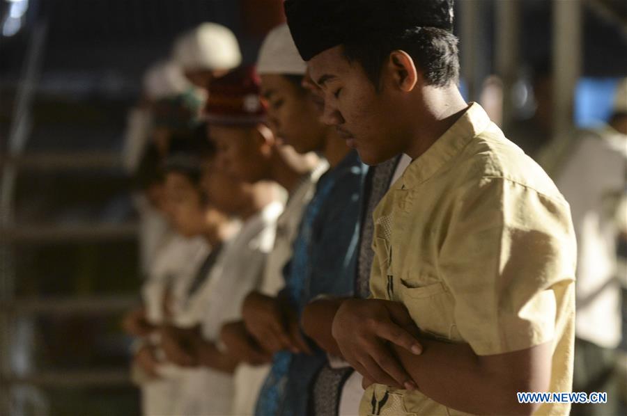 INDONESIA-JAKARTA-FIRST-TARAWIH-PRAYING