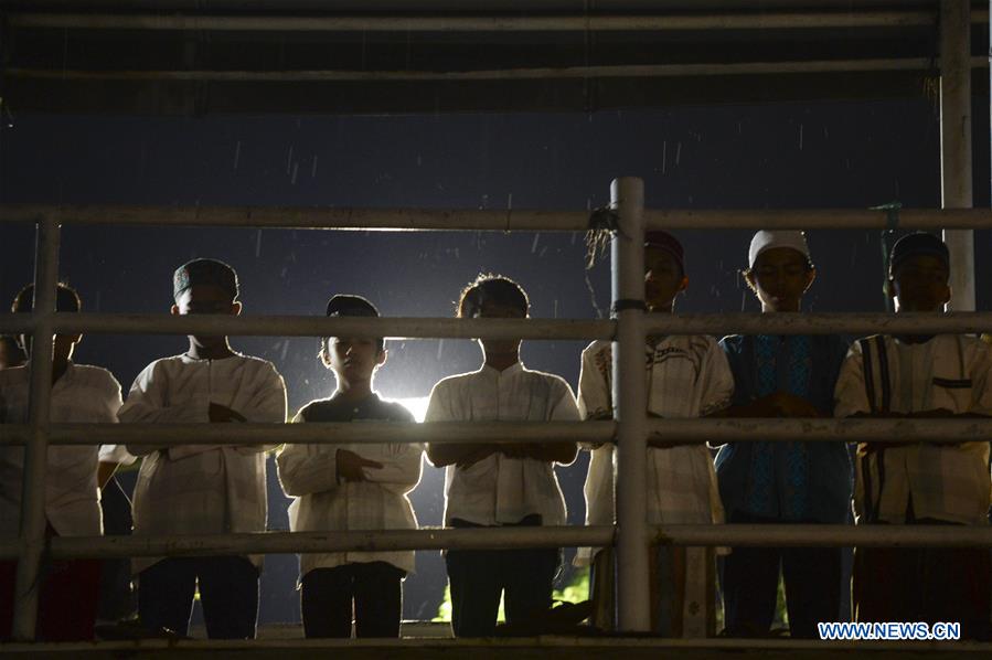 INDONESIA-JAKARTA-FIRST-TARAWIH-PRAYING