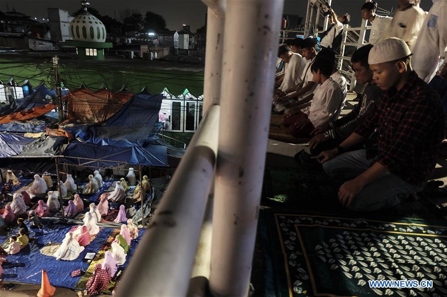 INDONESIA-JAKARTA-FIRST-TARAWIH-PRAYING