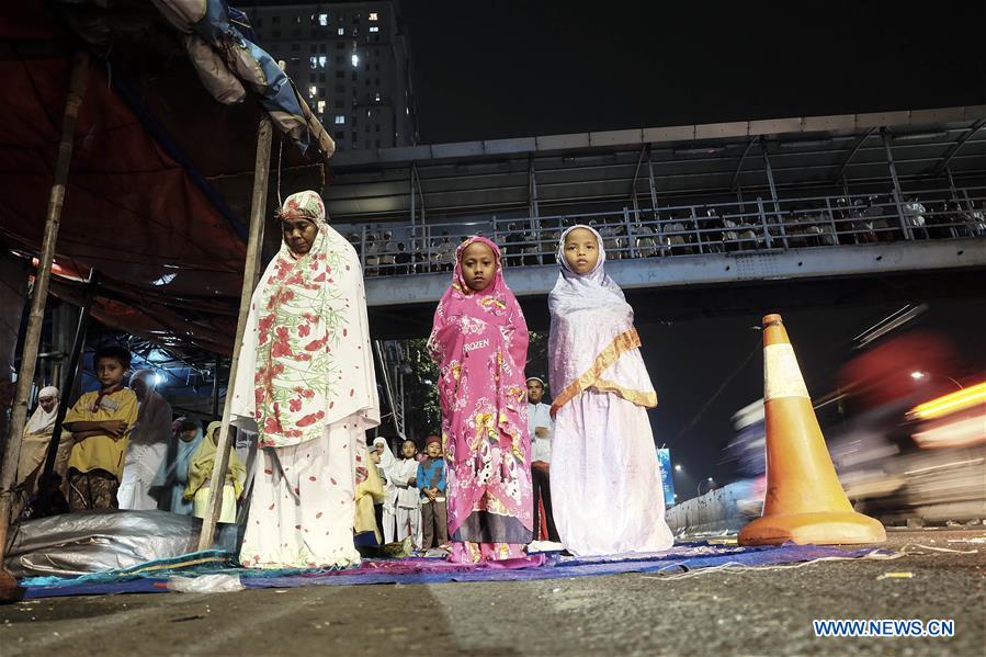 INDONESIA-JAKARTA-FIRST-TARAWIH-PRAYING