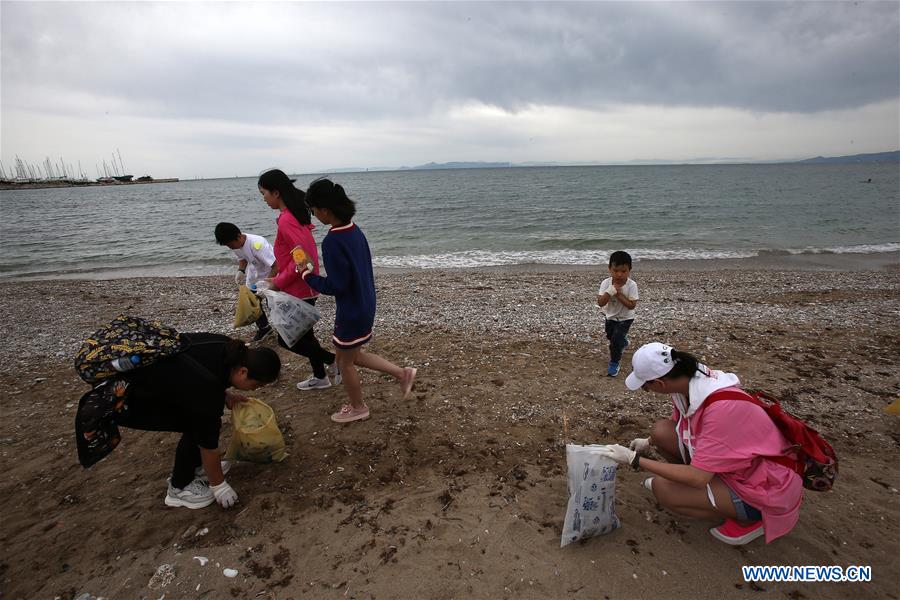 GREECE-ATHENS-BEACH-VOLUNTEERS-CLEANING UP