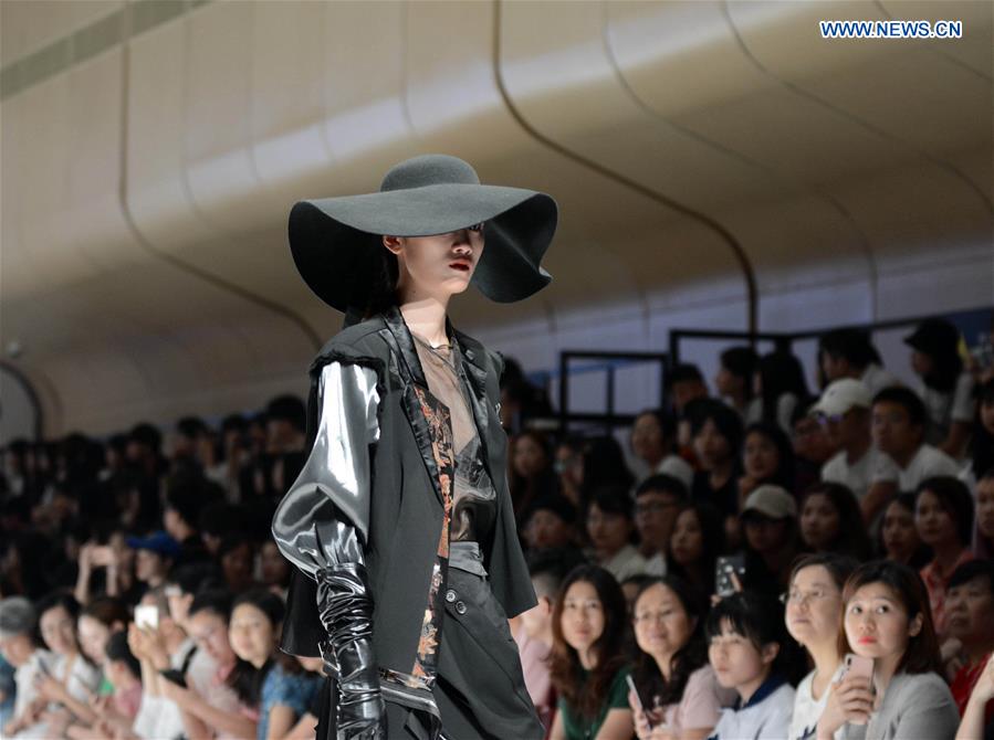 #CHINA-GUANGDONG-GUANGZHOU-GRADUATES-FASHION SHOW (CN)