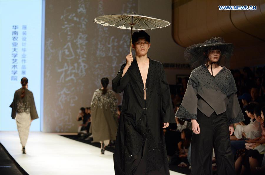 #CHINA-GUANGDONG-GUANGZHOU-GRADUATES-FASHION SHOW (CN)