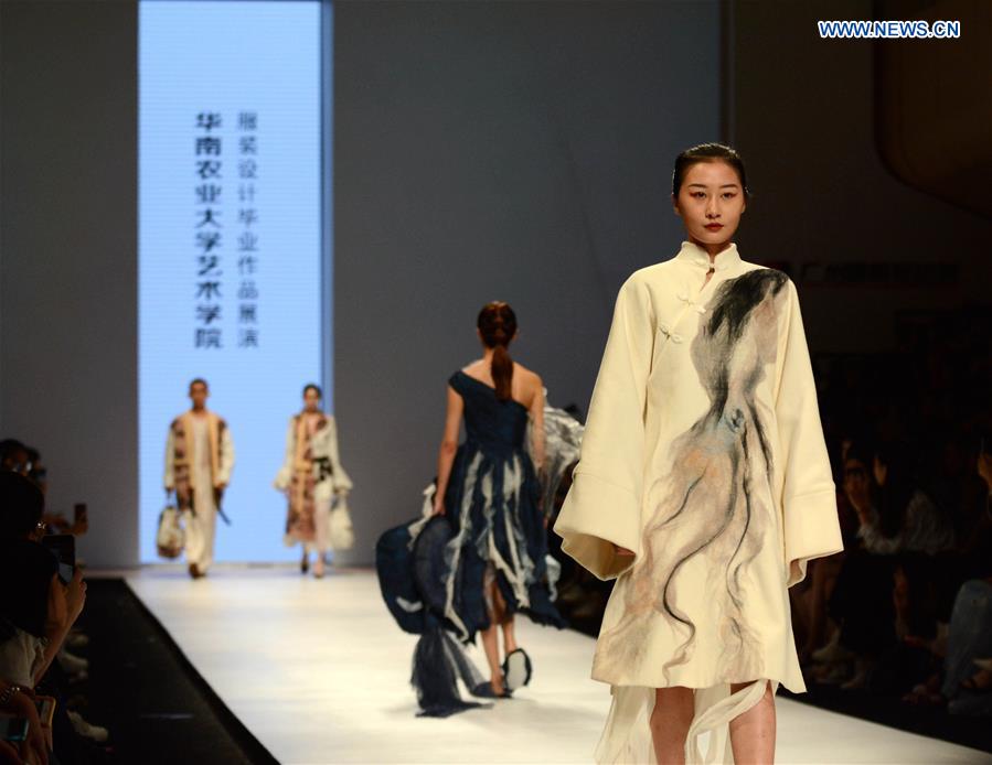 #CHINA-GUANGDONG-GUANGZHOU-GRADUATES-FASHION SHOW (CN)