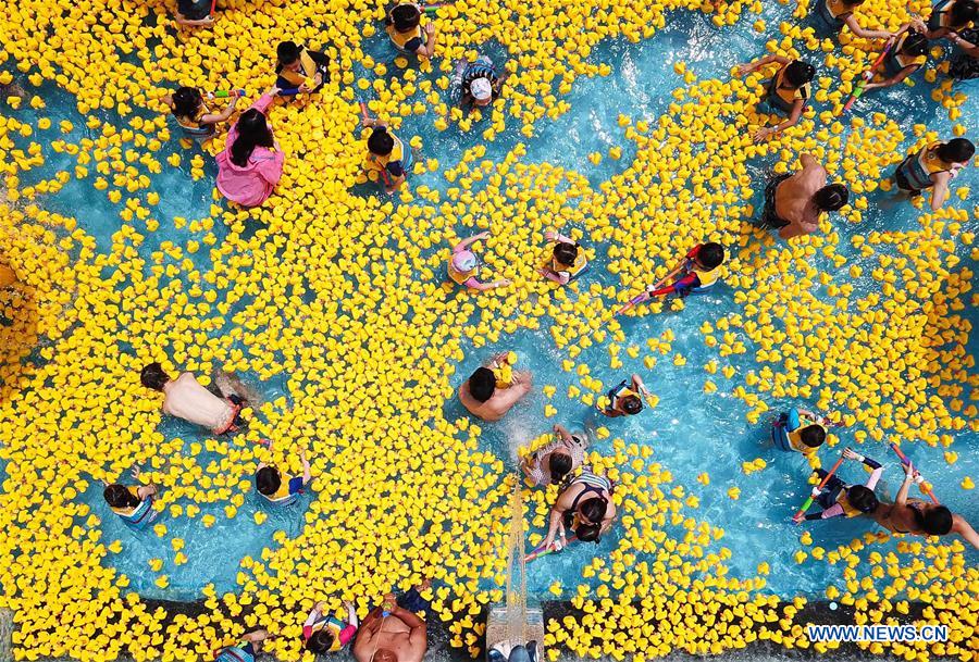 CHINA-GUANGZHOU-WATER PARK-RUBBER DUCKS (CN)