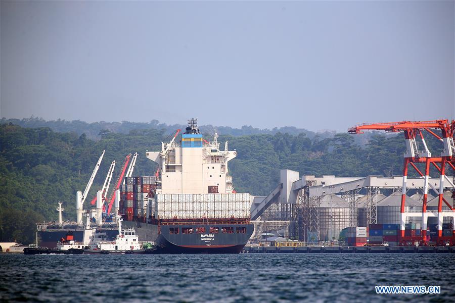 PHILIPPINES-CANADIAN WASTE-CARGO SHIP-PULLING AWAY