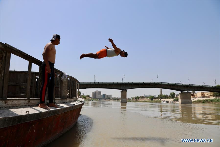 IRAQ-BAGHDAD-TIGRIS RIVER-SWIMMERS